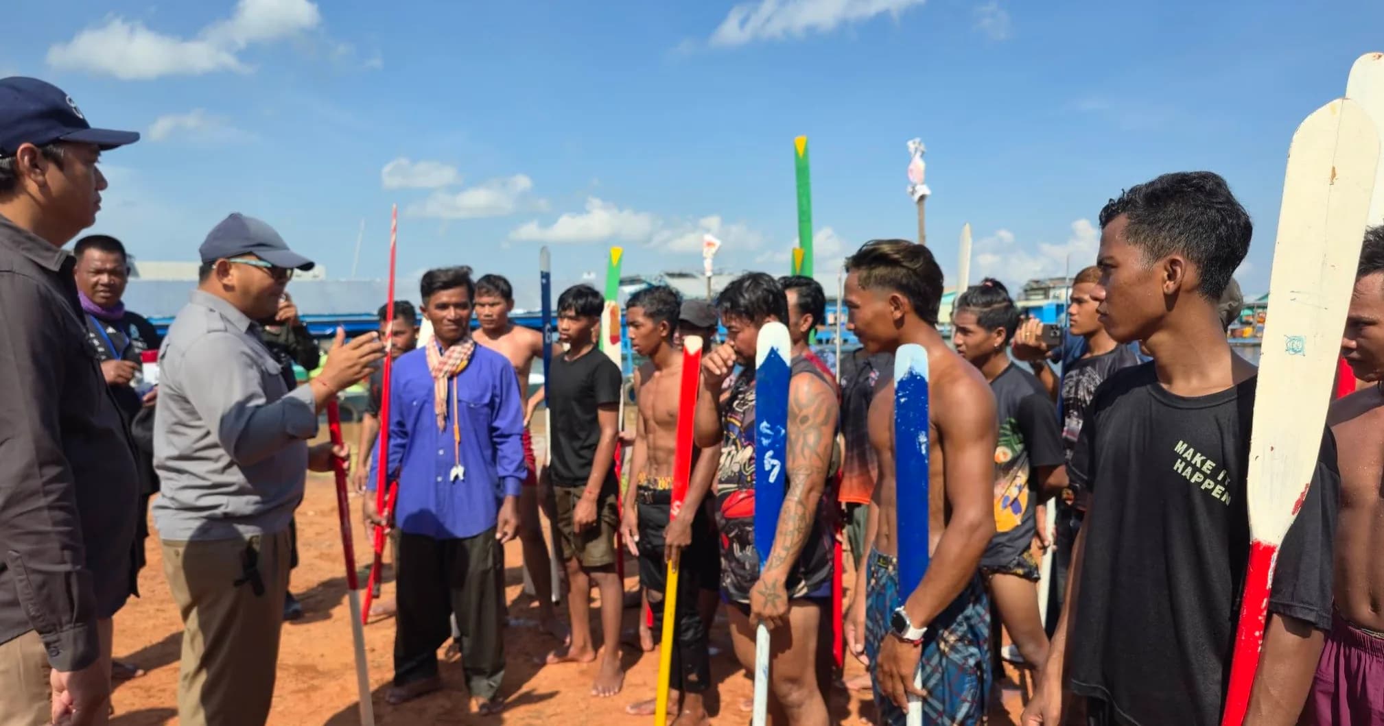 លោកអភិបាលស្រុកក្រគរ ខេត្តពោធិ៍សាត់ ចុះពិនិត្យការហ្វឹកហាត់របស់ក្រុមកីឡាករទូក (ង) និងផ្ដល់ដំបូន្មានលើកទឹកចិត្តដើម្បីត្រៀមប្រកួតថ្នាក់ខេត្ត