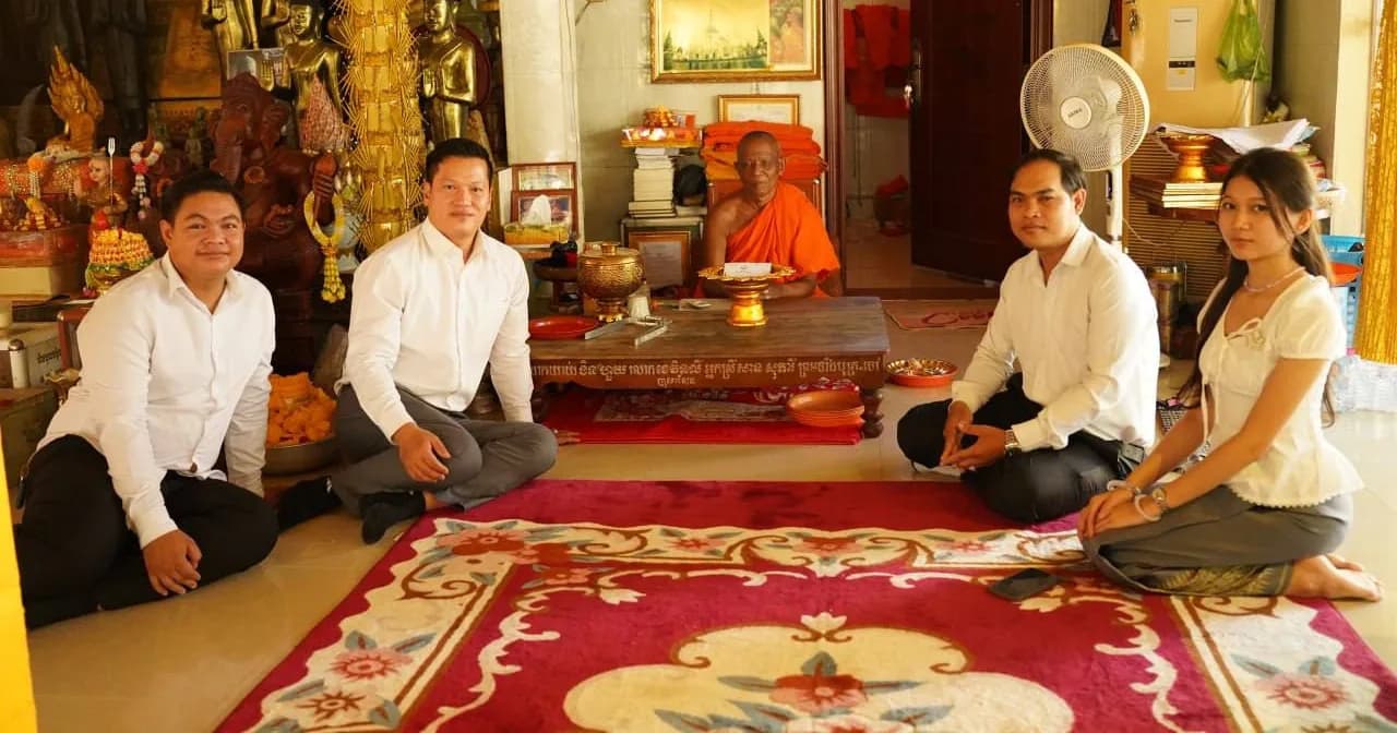 លោកបណ្ឌិត ហ៊ួ វណ្ណៈ ដឹកនាំក្រុមការងារចុះមូលដ្ឋាន ចូលរួមបុណ្យកឋិនទានសាមគ្គី និងប្រគេនបច្ច័យនៅវត្តអង្គលំទង ឃុំស្នំក្រពើ