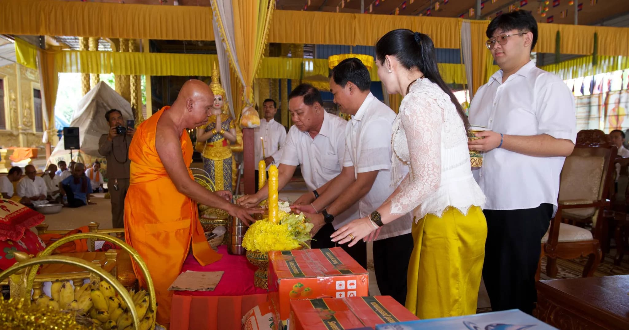 អភិបាលខេត្តកំពង់ស្ពឺ ដឹកនាំមន្ត្រីរាជការ និងអាជ្ញាធរ ចូលរួមកាន់បិណ្ឌវេនទី២ នៅវត្តដំណាក់ត្រាច