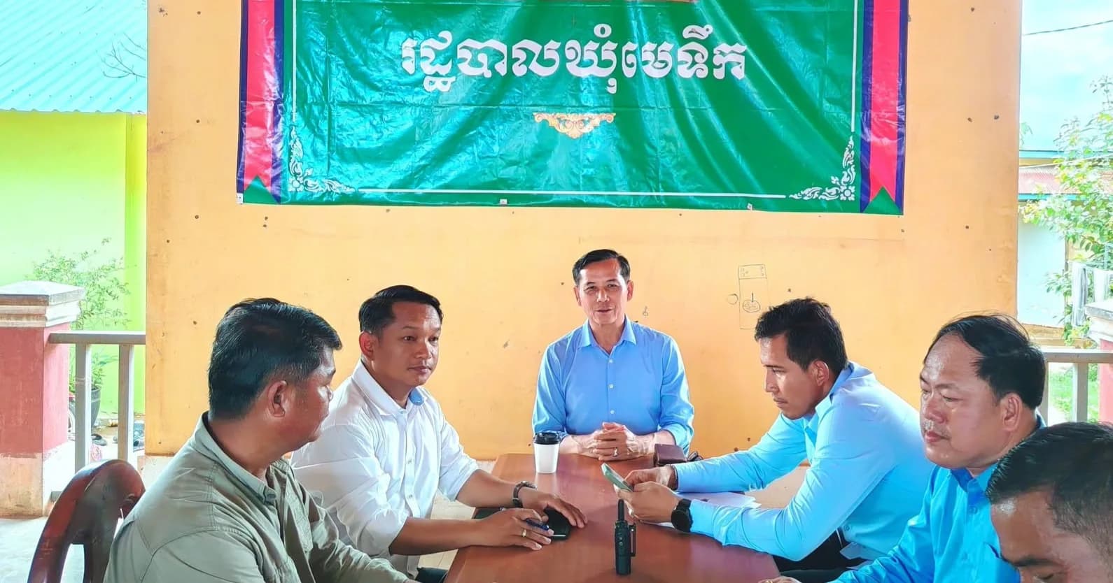 អភិបាលរងខេត្ត និងមន្ត្រីជំនាញ បន្តចុះពិនិត្យស្ថានភាពទឹកទម្លាក់ពីទំនប់ និងស្រូវប្រជាកសិកររងគ្រោះដោយរាំងស្ងួតនៅស្រុកបាកាន