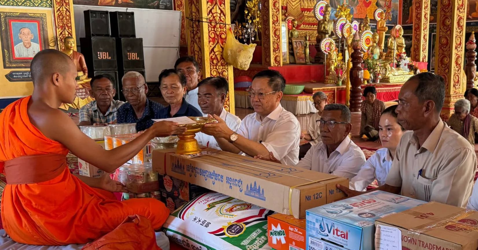 ប្រធានក្រុមការងាររាជរដ្ឋាភិបាលចុះមូលដ្ឋានស្រុកថ្ពង បានប្រគេនទៀនចំណាំព្រះវស្សាដល់ព្រះសង្ឃគង់នៅវត្តថ្មីដងទង់