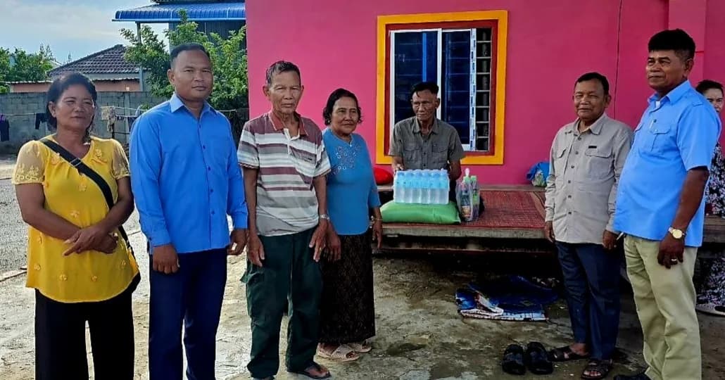 រដ្ឋបាលឃុំស្រង់ ចុះសួរសុខទុក្ខ ឧបត្ថម្ភគ្រួសារខ្វះខាត និងចូលរួមរំលែកទុក្ខក្នុងពិធីបុណ្យសពប្រជាពលរដ្ឋ