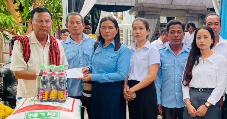 អាជ្ញាធរឃុំស្នំក្រពើ នាំយកអំណោយ និងថវិកាចូលរួមរំលែកមរណទុក្ខដ៏ក្រៀមក្រំជាមួយគ្រួសារសពអ្នកគ្រូ ប្រាក់ ស្រីនាង