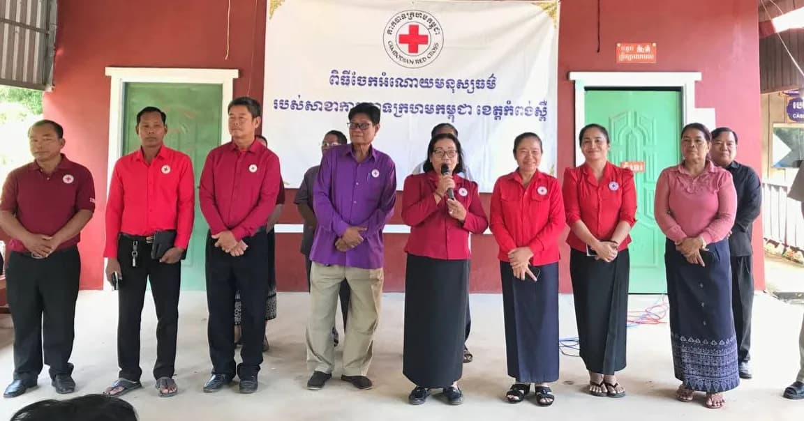 អនុប្រធានអចិន្ត្រៃយ៍គណៈកម្មាធិការសាខា ក្រុមប្រតិបត្តិការសាខា និងអនុសាខាស្រុកឱរ៉ាល់ ចុះសួរសុខទុក្ខប្រជាពលរដ្ឋងាយរងគ្រោះបំផុតចំនួន ៥៣គ្រួសារ ក្នុងឃុំហោងសំណំ ស្រុកឱរ៉ាល់