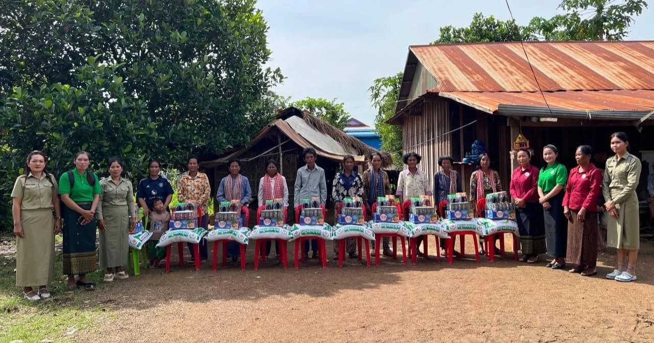 លោកស្រី សេង សំរុង នាំយកអំណោយមនុស្សធម៌ចែកជូនគ្រួសារខ្វះខាត ១២គ្រួសារ ក្នុងស្រុកថ្ពង