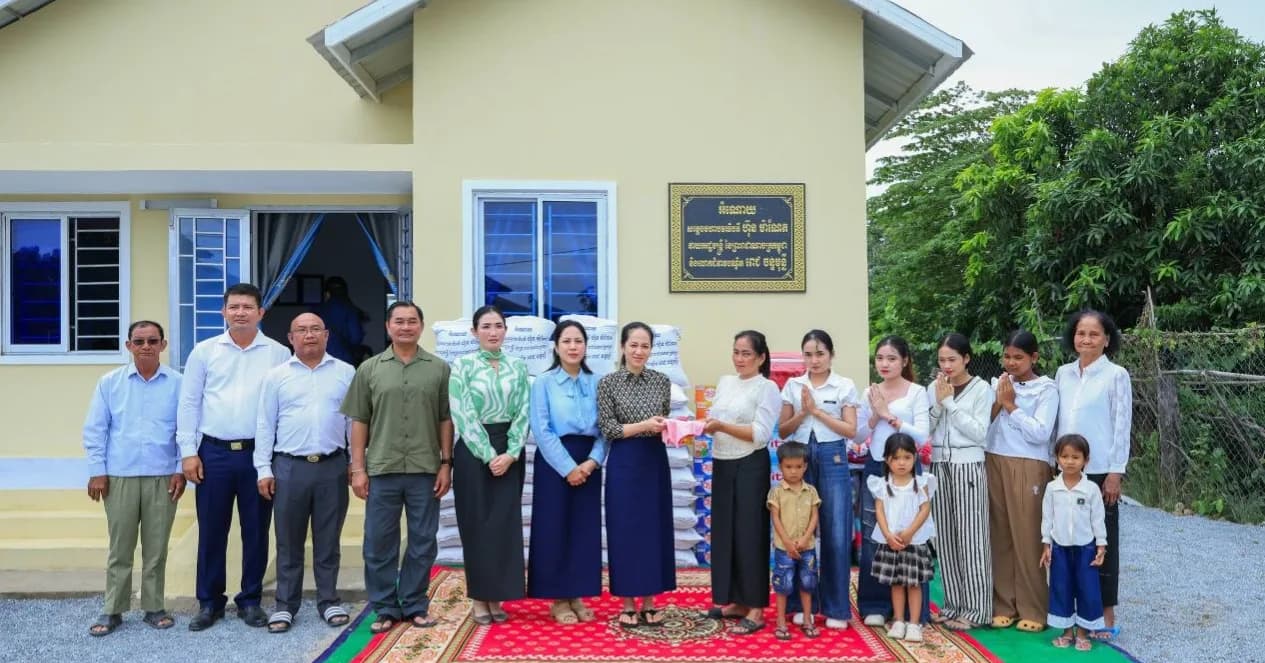 លោកជំទាវបណ្ឌិត ពេជ ចន្ទមុន្នី ហ៊ុនម៉ាណែត បន្តផ្តល់ផ្ទះថ្មី ៦ខ្នងបន្ថែមទៀត ដល់គ្រួសារវីរកងទ័ពពលី ក្នុងខេត្តកំពង់ស្ពឺ