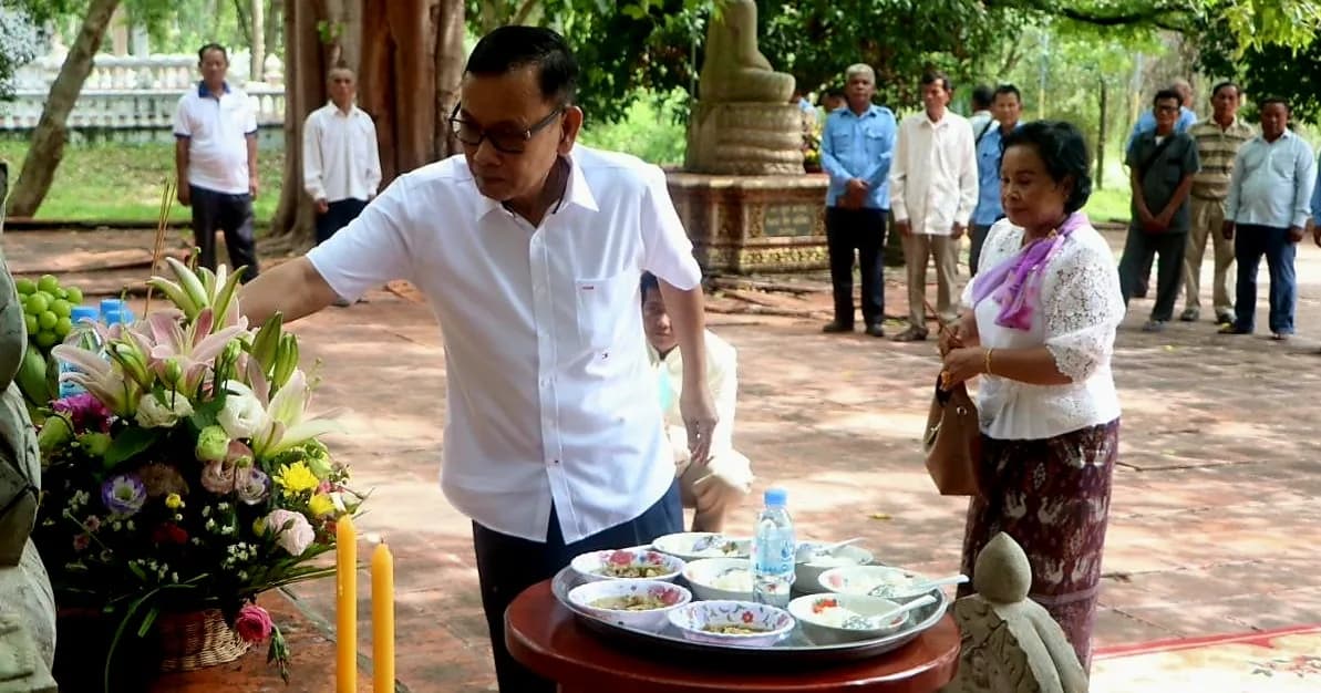 អញ្ជើញដាក់បិណ្ឌវេនទី៣ ភ្ជុំបិណ្ឌ ដែលមានការអញ្ជើញចូលរួមពីលោកស្រី សៀក សុខកល អភិបាលរងស្រុក តំណាងលោក ហន ពិសិដ្ឋ អភិបាលស្រុក ថ្នាក់ដឹកនាំស្រុក ឃុំ នៅវត្តតេជៈភ្នំស្រង់