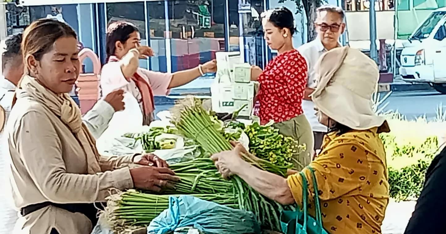 ផលិតផលខ្មែរជាច្រើនមុខ ដែលសុទ្ធតែផលិតនៅក្នុងស្រុក បាននិងកំពុងដាក់លក់ នៅក្នុងស្តង់ (ផ្សារផលិតផលខ្មែរ ) នៅខេត្តកំពង់ស្ពឺ