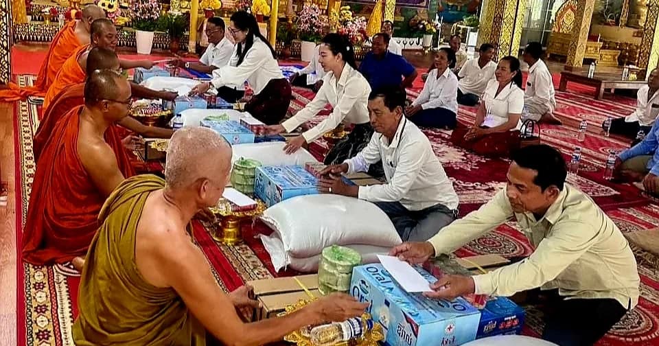 លោកជំទាវ ដាំ ដារីនី នាំយកនូវទានចំណាំព្រះវស្សា និងទេយ្យវត្ថុប្រគេនដល់ព្រះសង្ឃចំនួន ៥វត្តក្នុងស្រុកបសេដ្ឋ