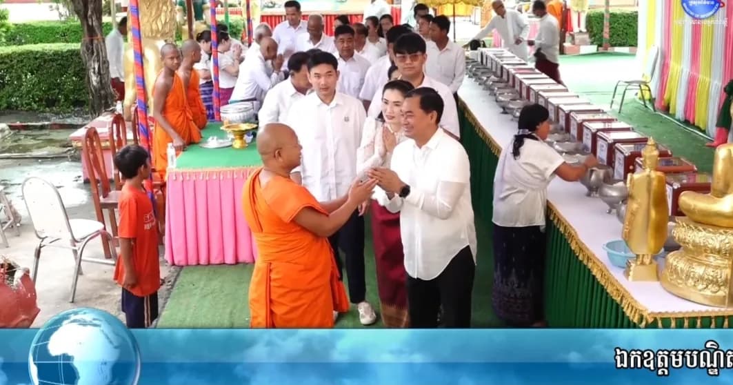 ឯកឧត្តមបណ្ឌិតអភិបាលខេត្តកំពង់ស្ពឺ ដឹកនាំមន្ត្រីរាជការ អញ្ជើញដាក់បិណ្ឌ និងកាន់បិណ្ឌទី១ វត្តមុនីរង្សីរតនារាម (វត្តម្រុំខាងជើង)