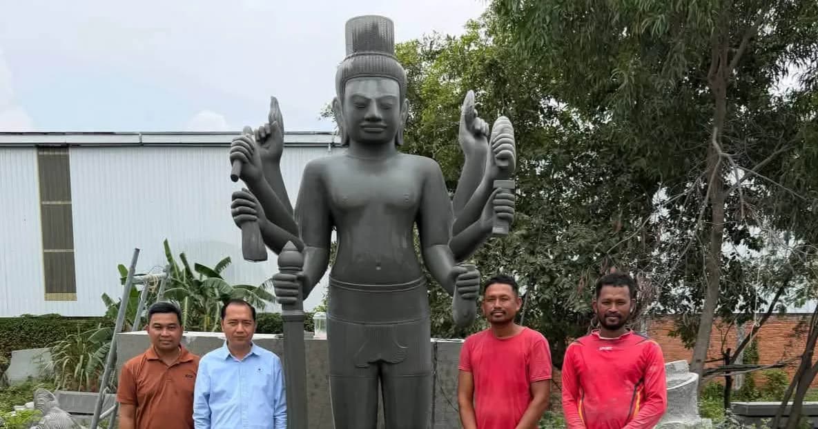 ឆ្លៀតមកពិនិត្យរូបបដិមាព្រះវិស្ណុ និងព្រះនាងឥន្ទ្រទេវីដែលជិតរួចរាល់សម្រាប់ការតម្កល់នៅសួនច្បារ «ជ័យមង្គលព័ត៌មាន» ក្នុងបរិវេណទីស្តីការក្រសួងព័ត៌មាន