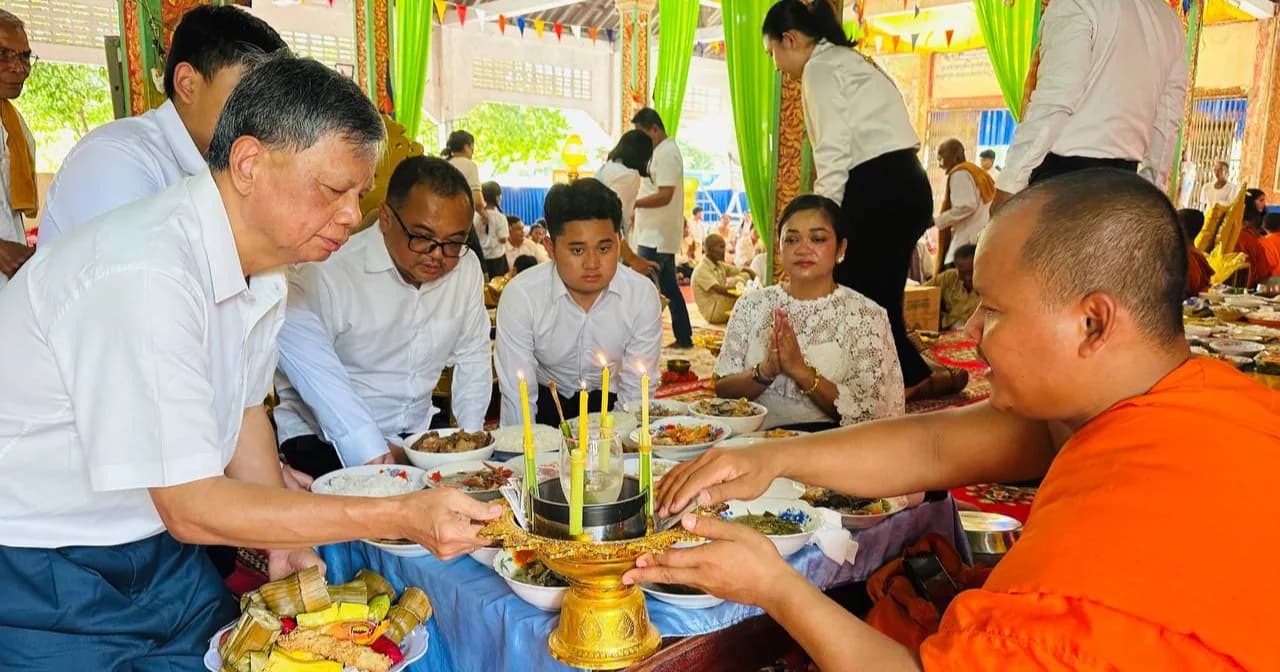 ឯកឧត្តមបណ្ឌិត អ៊ុក កោសា និងលោកជំទាវ ព្រមទាំងសហការី អញ្ជើញចូលរួមពិធីបុណ្យកាន់បិណ្ឌ និងដាក់បិណ្ឌ (ភ្ជុំបិណ្ឌ) នៅវត្តព្រៃជុំ ខេត្តកំពង់ស្ពឺ