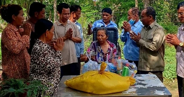 គណបក្សឃុំមហាឫស្សី ចុះសួរសុខទុក្ខ និងនាំយកអំណោយមនុស្សធម៌ចែកជូនប្រជាពលរដ្ឋមានជំងឺចំនួន ១២គ្រួសារ