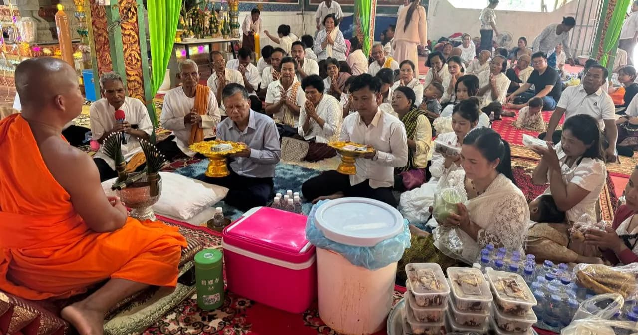 ឯកឧត្តមបណ្ឌិត អ៊ុក កោសា និងលោកជំទាវ ព្រមទាំងបុត្រាបុត្រី អញ្ជើញដាក់បិណ្ឌវេនទី១ នៅវត្តព្រៃជុំ ខេត្តកំពង់ស្ពឺ