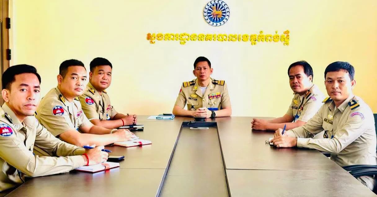 លោកវរសេនីយ៍ឯក ហុក អេងជាង ស្នងការរងនគរបាលខេត្ដ អញ្ជើញចូលរួមកិច្ចប្រជុំស្តីពីការត្រួតពិនិត្យការងាររៀបចំឯកសារនិងផ្ទៀងផ្ទាត់ទិន្នន័យមន្រ្តីនគរបាលជាតិ សម្រាប់ដំណើរការជំរឿនមន្រ្តីនគរបាលជាតិកម្ពុជា លើកទី៤ ប្រជុំតាមបណ្តាញប្រព័ន្ធហ្សូម .,,