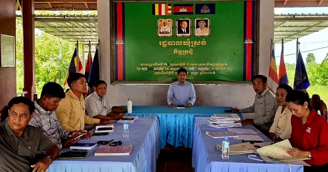 អភិបាលរងស្រុកគងពិសី អញ្ជើញចែកបណ្ណកម្មសិទ្ធិដីធ្លីជូនប្រជាពលរដ្ឋ ក្នុងយុទ្ធនាការជំរុញ និងជម្រះបណ្ណកកស្ទះ