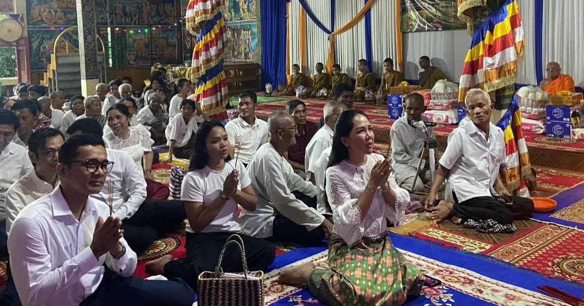លោកជំទាវ ម៉ម សោភ័ណ្ឌ និងក្រុមការងារ នាំយកទេយ្យទាន និងបច្ច័យប្រគេនព្រះសង្ឃព្រមទាំងឧបត្ថម្ភដល់យាយជី តាជី និងប្រជាការពារ ក្នុងឃុំព្រៃវិហារ