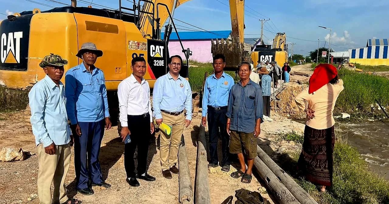 ឯកឧត្តម ប៊ុន សុជាតិ ចុះសំណេះសំណាលជាមួយប្រជាពលរដ្ឋ និងឧបត្ថម្ភថវិកា ៤លានរៀល សាងសង់ស្ពានបណ្តោះអាសន្ននៅឃុំព្រៃវិហារ