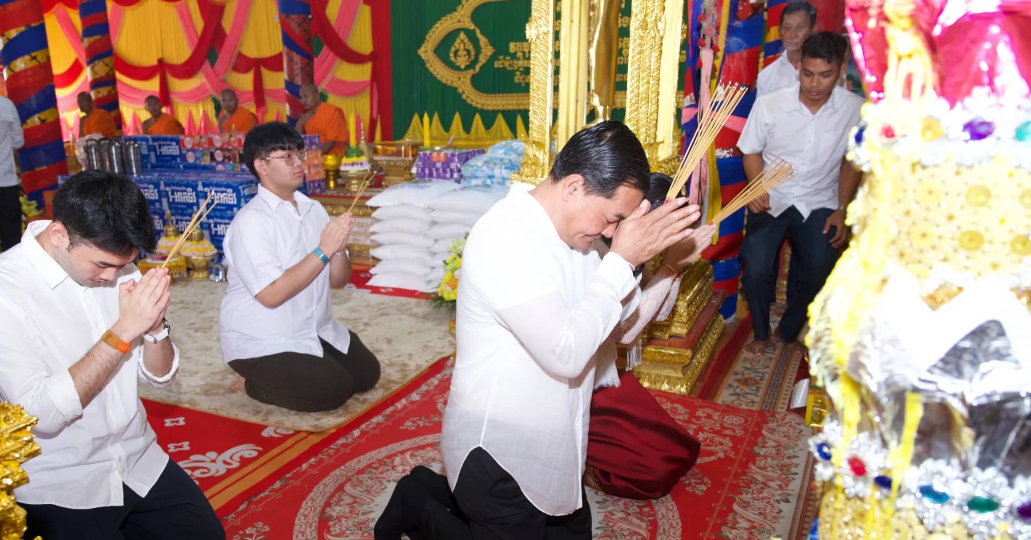 ឯកឧត្តមបណ្ឌិតអភិបាលខេត្តកំពង់ស្ពឺ ដឹកនាំមន្ត្រីរាជការ អញ្ជើញដាក់បិណ្ឌ និងកាន់បិណ្ឌទី១ វត្តមុនីរង្សីរតនារាម (វត្តម្រុំខាងជើង)