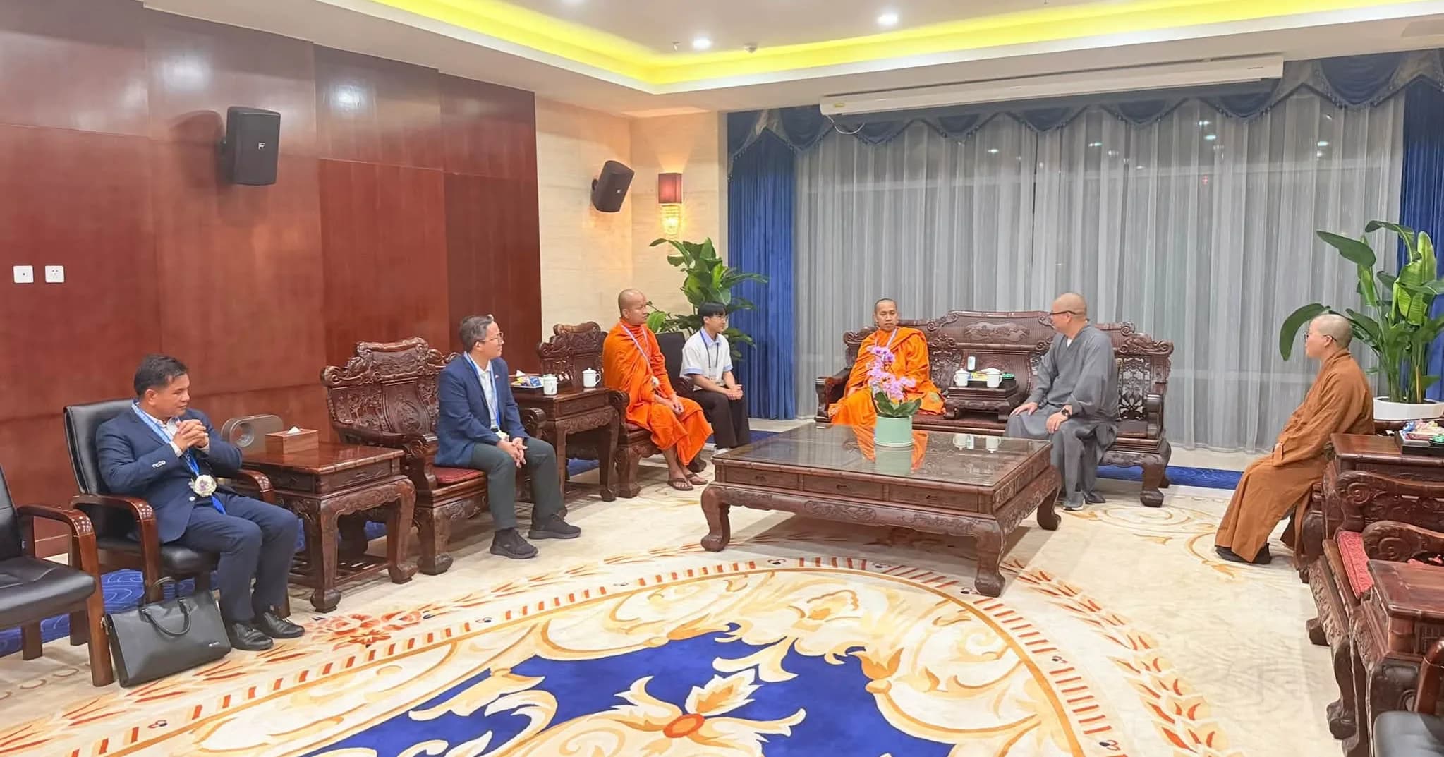 ទីក្រុងណានិញ៖ នារាត្រីថ្ងៃទី២៨ ខែតុលា ឆ្នាំ២០២៦ គណៈប្រតិភូបានមកដល់ទីក្រុងណានិញ នៃសាធារណរដ្ឋប្រជាមានិតចិន ប្រកបដោយសុវត្ថិភាព ដើម្បីចូលរួមវេទិកាព្រះពុទ្ធសាសនានាយុគសម័យបច្ចុប្បន្ន ដែលផ្តោតលើបរិវត្តកម្មឌីជីថល និងបញ្ញាសិប្បនិម្មិត (Digital and Artificial Intelligence)