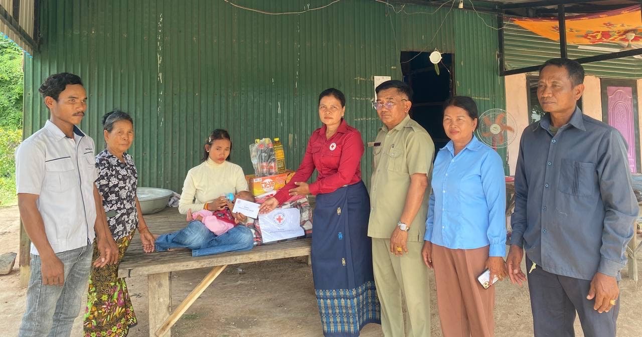 កាកបាទក្រហមកម្ពុជាស្រុកបសេដ្ឋ នាំយកអំណោយមនុស្សធម៌របស់អនុសាខាកាកបាទក្រហមកម្ពុជាស្រុកជូនប្រជាពលរដ្ឋមានជីវភាពខ្វះខាត ចំនួន០៣គ្រួសារ និងស្ត្រីសំរាលកូនចំនួន០១គ្រួសារ  នៅស្រុកបសេដ្ឋ