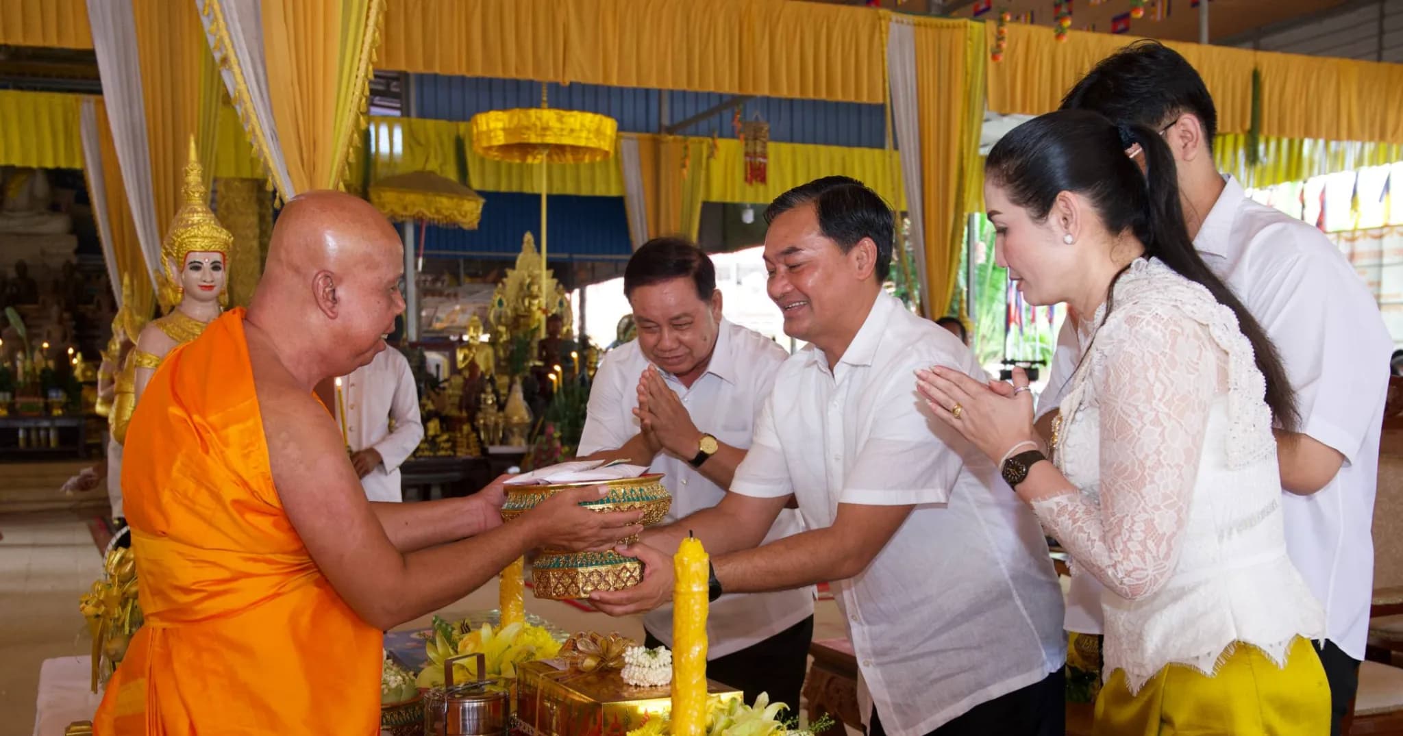 អភិបាលខេត្តកំពង់ស្ពឺដឹកនាំមន្ត្រីក្រោមឱវាទចូលរួមកាន់បិណ្ឌវេនទី២ក្នុងវត្តដំណាក់ត្រាច ដើម្បីឧទ្ទិសកុសលដល់បុព្វការីជននិងវរកងទ័ពដែលពលីក្នុងបុព្វហេតុជាតិ