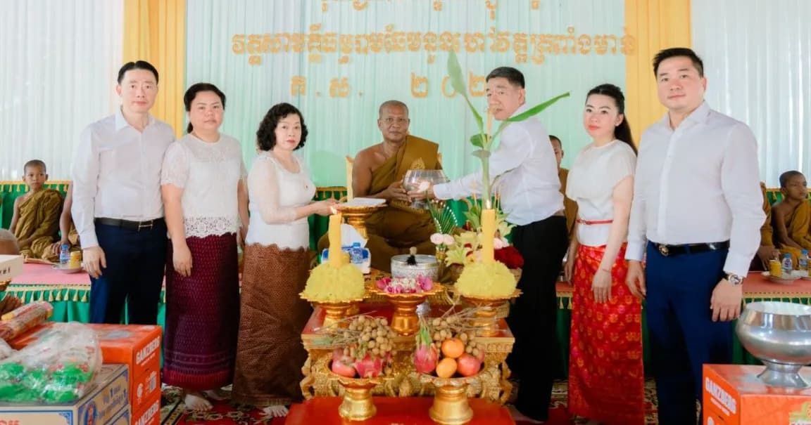 លោកឧត្តមសេនីយ៍ត្រី ម៉េង ស្រ៊ុន  និងក្រុមគ្រួសារសាច់ញាតិបងប្អូនរួមជាមួយ នាយទាហាន នាយទាហានរង កងរាជអាវុធហត្ថខេត្តកំពង់ស្ពឺ បានអញ្ជើញចូលរួមកាន់បិណ្ឌវេនទី៧ នៅវត្តត្រពាំងតាមាន់ ឃុំព្នាយ ស្រុកសំរោងទង ខេត្តកំពង់ស្ពឺ នៃពិធីបុណ្យកាន់បិណ្យ-ភ្ជុំបិណ្យ រួមជាថវិការសរុប ២៣,០០០,០០០រៀល...