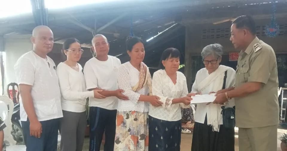 ក្រុមការងារឃុំព្រះនិព្វាន្ត ចុះនាំយកថវិកាចូលរួមរំលែកទុក្ខដល់គ្រួសារសពលោកយាយ សេក ញ៉ឹង នៅឃុំព្រះនិព្វាន្ត ស្រុកគងពិសី