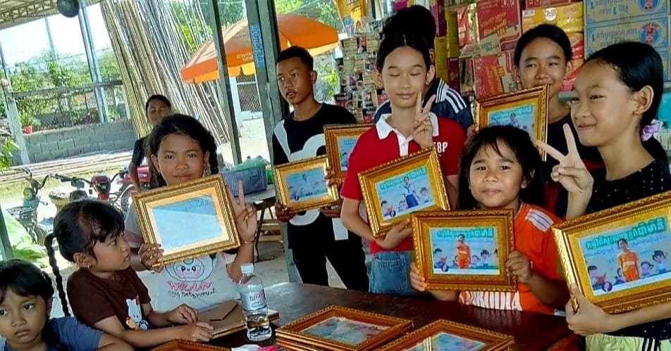 ក្រុមការងារចុះភូមិវត្តភ្នំ ចុះសំណេះសំណាល និងចែករូបថតអនុស្សាវរីយ៍ជូនប្រជាពលរដ្ឋ