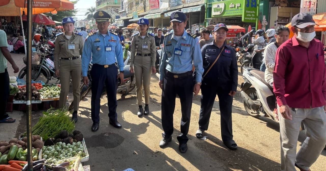 អាជ្ញាធរក្រុងកំពង់ចាម បន្តចុះរៀបចំសណ្តាប់ធ្នាប់សាធារណៈ នៅគោលដៅ ផ្សារបឹងកុក