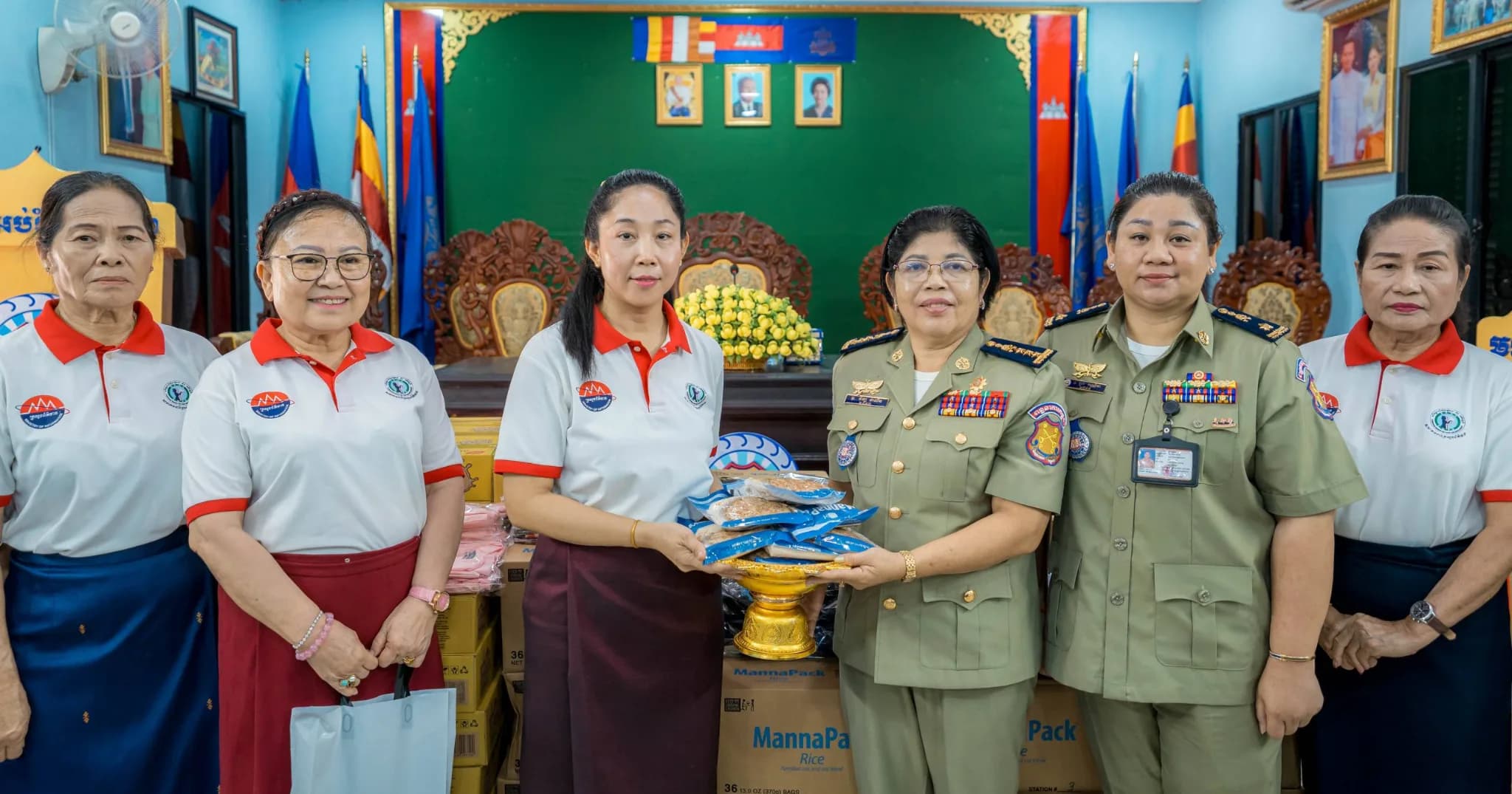 លោកជំទាវ ទុយ សិរីរតនៈ នេត្រភក្រ្តា នាំយកអំណោយទៅប្រគល់ជូនមណ្ឌលអប់រំកែប្រែទី២ (ម.២) និងទណ្ឌិតជាស្ត្រីដែលកំពុងជាប់ឃុំ