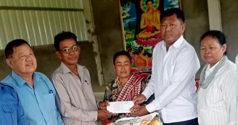 លោក យ៉ាប់ សាង និងក្រុមការងារចុះមូលដ្ឋានឃុំពេជ្រមុនី ចុះសំណេះសំណាល និងនាំយកអំណោយចូលរួមរំលែកទុក្ខគ្រួសារសពប្រជាពលរដ្ឋក្នុងមូលដ្ឋាន