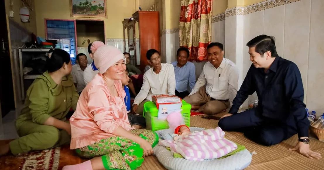 ឯកឧត្តម លី ណាវុឌ្ឍ អញ្ជើញសួរសុខទុក្ខ និងអបអរសាទរលោកគ្រូ-អ្នកគ្រូដែលសម្រាលបុត្រនៅឃុំមហាឬស្សី