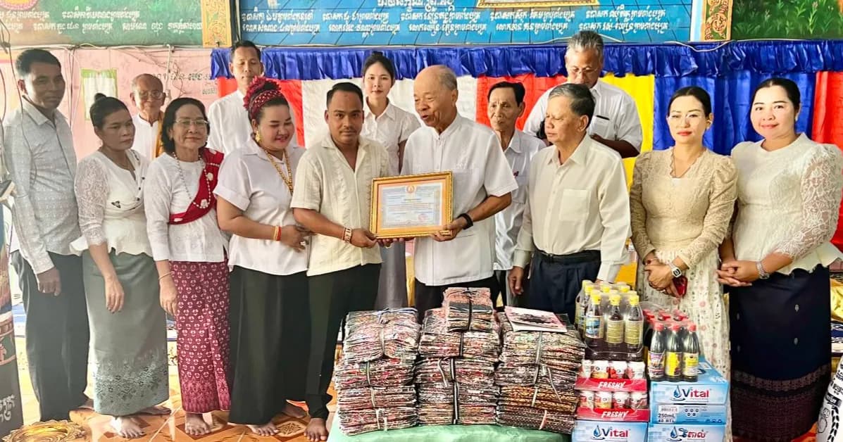 លោកជំទាវ ទឹម សាវ៉ាត ដឹកនាំក្រុមការងារនាំយកបច្ច័យ និងទេយ្យវត្ថុប្រគេនព្រះសង្ឃក្នុងឱកាសបុណ្យភ្ជុំបិណ្ឌ (វេនទី៧)