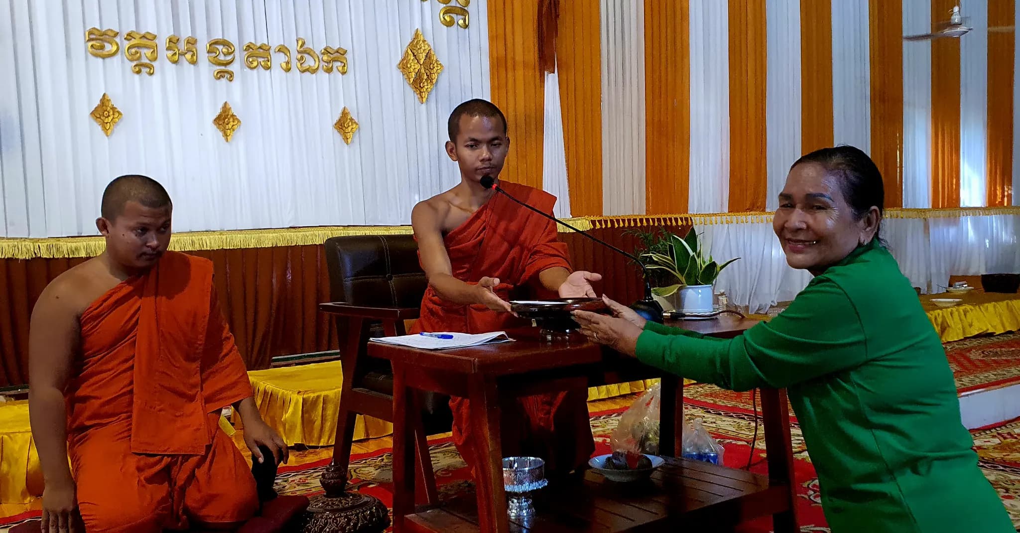 លោកជំទាវ ទឹម សាវ៉ាត នាំយកចង្ហាន់ ទេយ្យវត្ថុ និងបច្ច័យ ប្រគេនព្រះសង្ឃនៅវត្តអង្គតាឯក ខេត្តកំពង់ស្ពឺ