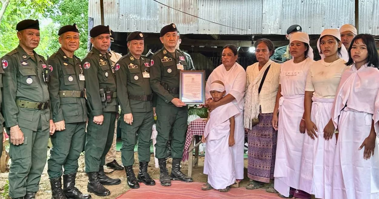 លោកឧត្ដមសេនីយ៍ត្រី សឿម សារិទ្ធ បានចាត់តំណាងចូលរួមគោរពវិញ្ញាណក្ខន្ធ និងនាំយកថវិការបស់សមាគមមិត្តនគរបាលជាតិកម្ពុជាប្រគល់ជូនដល់តំណាងគ្រួសារសពលោកអនុសេនីយ៍ឯក ឈិត ខាន់