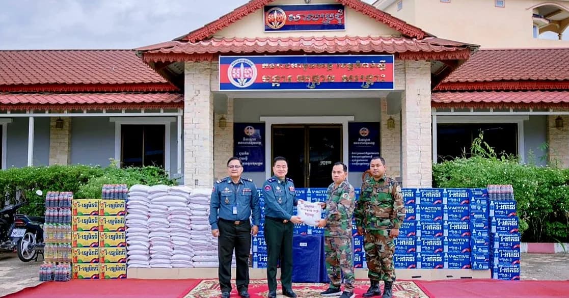 លោកឧត្តមសេនីយ៍ត្រី ម៉េង ស្រ៊ុន មេបញ្ជាការកងរាជអាវុធហត្ថខេត្តកំពង់ស្ពឺ បានឧបត្ថម្ភជាគ្រឿងឧបភោគបរិភោគមួយចំនួនដល់វីរៈកងទ័ពដែលឈរជើងនៅតាមបន្ទាត់ព្រំដែនសមរភូមិមុខ តាមរយ:លោកឧត្តមសេនីយ៍ត្រី ចាយ សារិទ្ធ នាយការិយាល័យព្រហ្មទណ្ឌបញ្ជាការដ្ឋានអង្គរក្ស