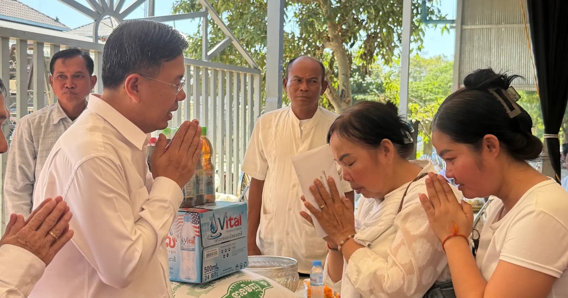 នាំយកសម្ភារៈ និងថវិការួមគ្នា អង្ករ ៥០គីឡូក្រាម ទឹកត្រី ១យួរ ទឹកស៊ីអ៊ីវ ១យួរ ទឹកសុទ្ធ ១កេស និងថវិកាចំនួន ៧៩០,០០០រៀល ចូលរួមរំលែកទុក្ខបុណ្យសពឈ្មោះ សៀង សំ នាង មេភូមិ ដូង