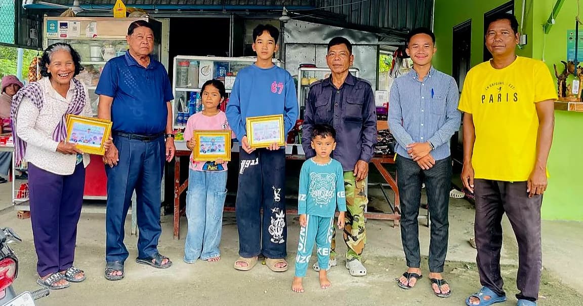 ក្រុមការងារចុះជួយឃុំព្រៃក្មេង ចុះសួរសុខទុក្ខប្រជាពលរដ្ឋ ពិនិត្យសុខភាព និងចែកជូនរូបថតអនុស្សាវរីយ៍ដល់សិស្សានុសិស្ស