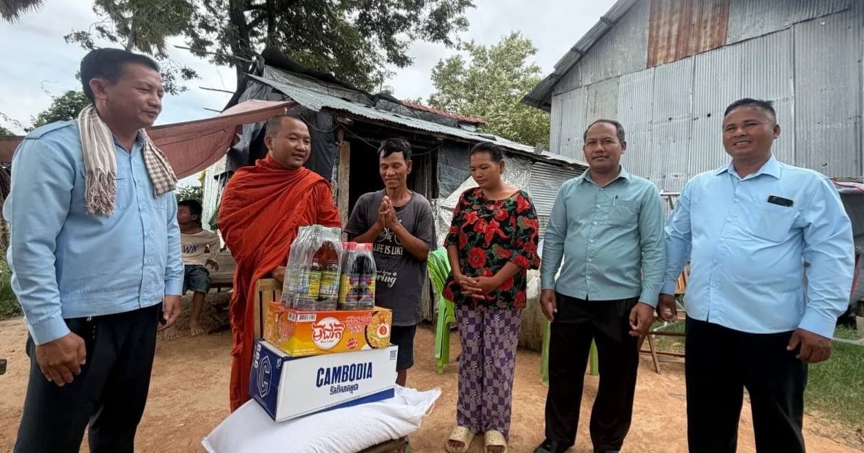 អញ្ជើញដឹកនាំយុវជនស្រុក ឃុំ ចុះសួរសុខទុក្ខ និងនាំយកសម្ភារៈថវិកាឧបត្ថម្ភជូនគ្រួសារជួបការលំបាកចំនួន ២គ្រួសារ