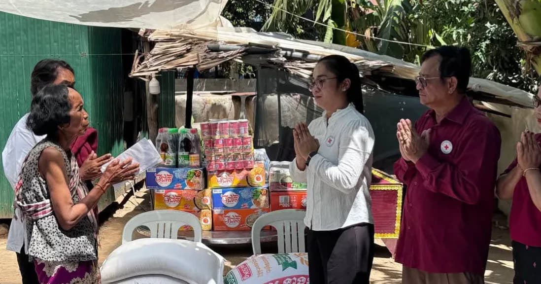 នាំយកគ្រឿង ឧបភោគ បរិភោគ បច្ច័យមួយចំនួន ចូលរួមរំលែកមរណៈទុក្ខជាមួយក្រុមគ្រួសារសពប្រជាពលរដ្ឋទីទ័លក្របំផុត ឈ្មោះ កង ភាន់ ភេទប្រុស អាយុ ៣៨ឆ្នាំ ដែលទទួលមរណៈភាពដោយរោគាពាធ