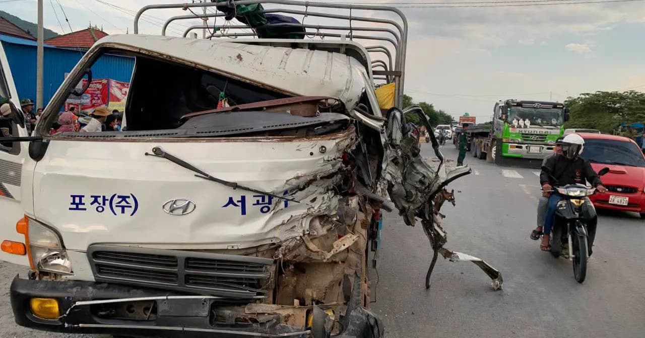 #ព័ត៌មានបឋម! វេលាម៉ោង ១៨:៥៤នាទី ថៃ្ងទី៣១ ខែតុលា ឆ្នាំ២០២៦ ស្ដីពីករណីគ្រោះថ្នាក់ចរាចរណ៍រថយន្តដឹកកម្មករ-កម្មការិនី រោងចក្រ បានជួបគ្រោះថ្នាក់រវាងរថយន្ដដឹកថ្មមួយគ្រឿងក្នុងទិសដៅបញ្រ្ចាសគ្នាលើកំណាត់ផ្លូវជាតិលេខ៤១ ចន្លោះគីឡូម៉ែត្រលេខ២៩-៣០