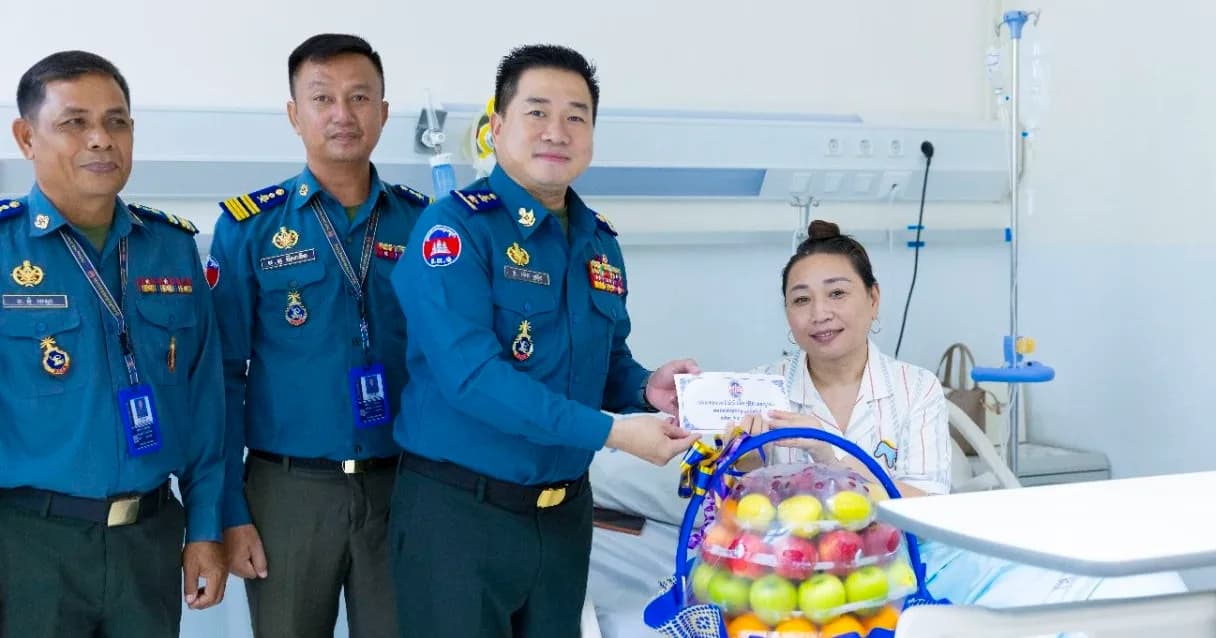 មេបញ្ជាការ បានអញ្ជើញដឹកនាំក្រុមការងារកងអាវុធហត្ថខេត្តកំពង់ស្ពឺ ចុះសួរសុខទុក្ខលោក ស្រី ងួន ចំណាន ដែលជាសមាជិកក្រុមការងារចុះជួយមូលដ្ឋានខេត្តកំពង់ស្ពឺ កំពុងសម្រាកព្យាបាលជំងឺថែទាំសុខភាពនៅមន្ទីរពេទ្យកាល់ម៉ែត្រ រាជធានីភ្នំពេញ...