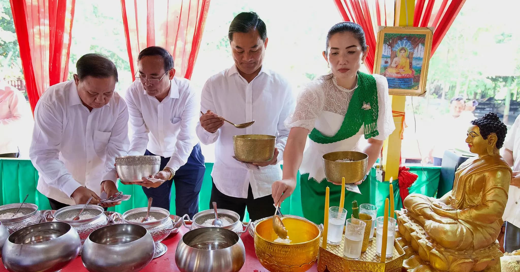 អភិបាលខេត្តកំពង់ស្ពឺ និងប្រធានក្រុមប្រឹក្សាខេត្ត ដឹកនាំមន្ត្រីរាជការចូលរួមកាន់បិណ្ឌវេនទី ៥ នៅវត្តត្រពាំងមាន់