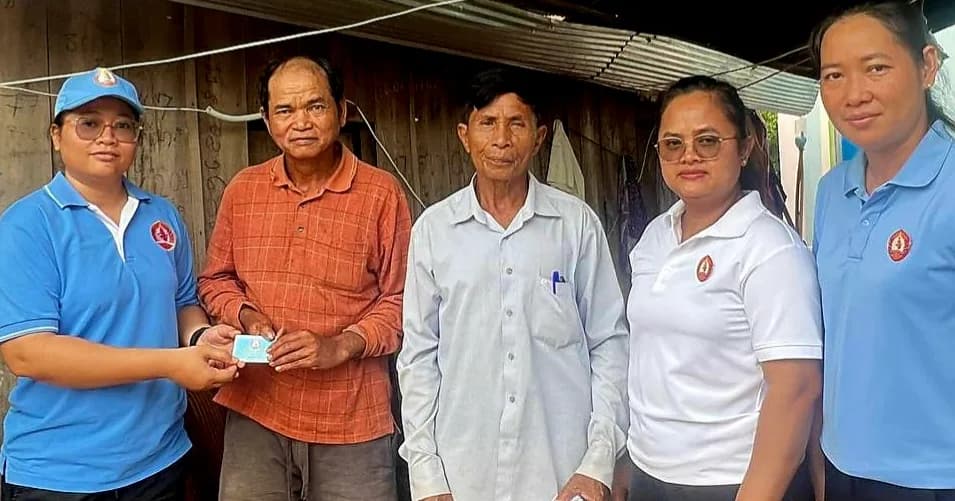 ក្រុមការងារចុះមូលដ្ឋានចុះសួរសុខទុក្ខ និងចែកបណ្ណសមាជិកគណបក្សជូនប្រជាពលរដ្ឋនៅភូមិអូរ