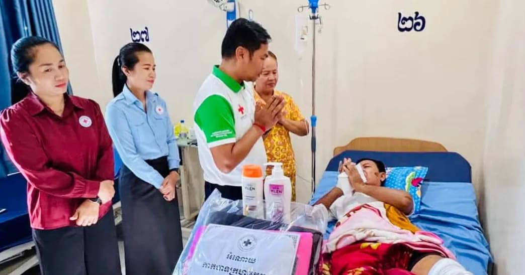 ឯកឧត្តម រឿត សុខុន នាយករង នាយកដ្ឋានធនធានមនុស្ស និងមន្ដ្រីប្រតិបត្តិ នាំយកថវិកា និងសម្ភារៈមួយចំនួន ចុះសាកសួរសុខទុក្ខលោក សុត សុឃន ប្រធានការិយាល័យគ្រប់គ្រងគ្រោះមហន្តរាយ នៃសាខា កក្រក ខេត្តកំពង់ស្ពឺ