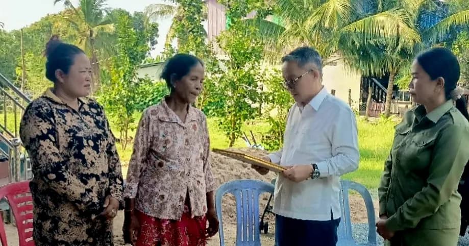 ឯកឧត្តម ឈួរ សុបញ្ញា ពាំនាំសារលិខិតរំលែកទុក្ខ និងថវិកា ជូនដល់គ្រួសារសពលោកគ្រូ ម៉ែន សុផាត នៅស្រុកគងពិសី