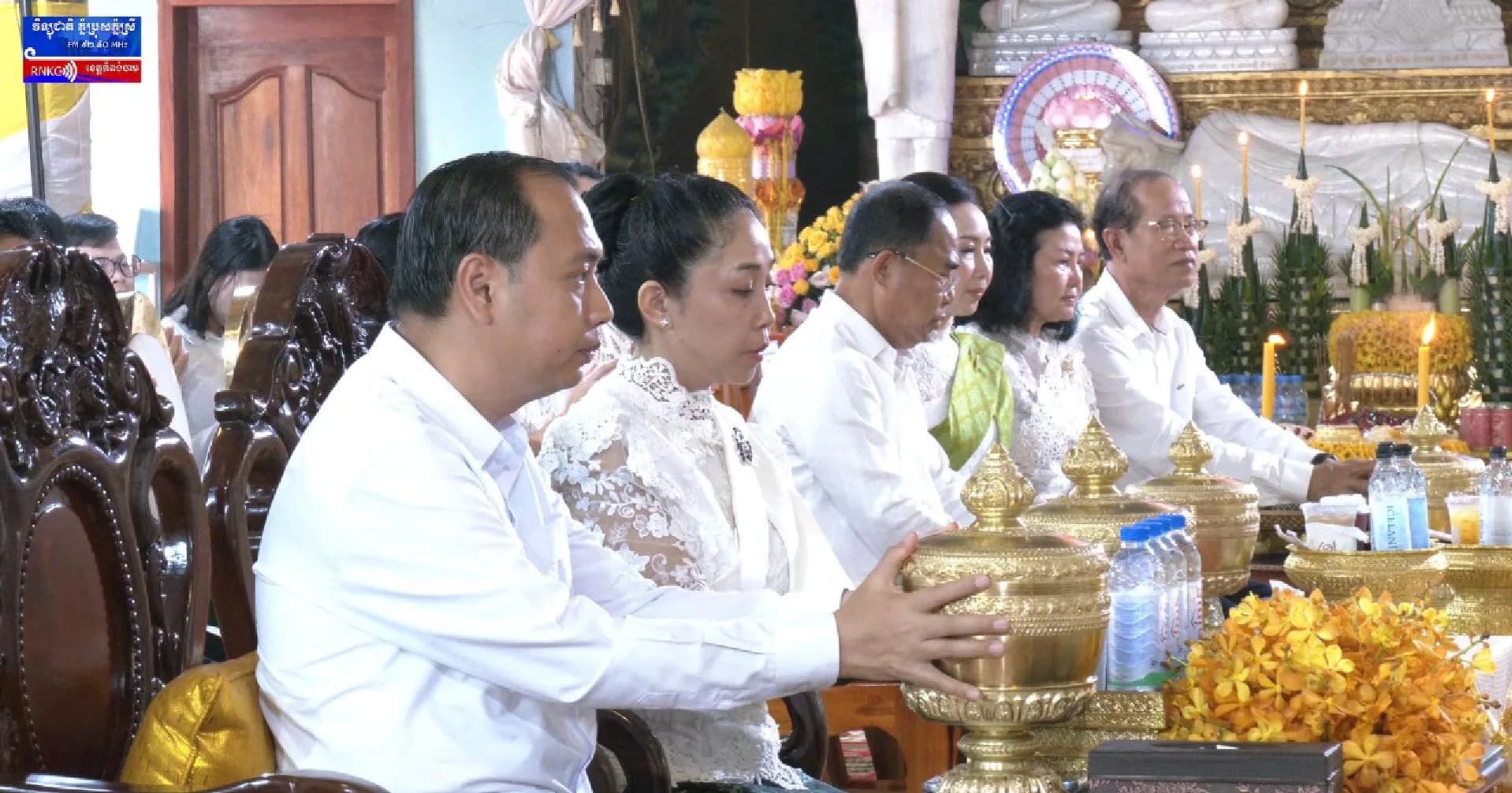 (វិដេអូ) ឯកឧត្តម នេត្រ ភក្ត្រា និងលោកជំទាវ ទុយ សិរីរតនៈ រួមជាមួយថ្នាក់ដឹកនាំ មន្ត្រីរាជការក្រសួងព័ត៌មាន កាន់បិណ្ឌវេនទី១១ នៅវត្តព្រះពុទ្ធឃោសាចារ្យ (វត្តចិនដំដែក) ដើម្បីឧទ្ទិសកុសលផលបុណ្យជូនបុព្វការីជន និងញាតិការទាំង ៧ សន្តាន