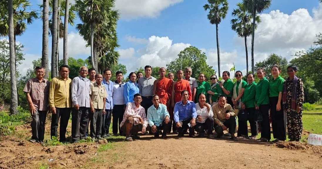 សម្តេច សាយ ឈុំ ប្រគល់កូនឈើជាង ៩០០ដើម ជូនលោកជំទាវ ទឹម សាវ៉ាត សម្រាប់យកទៅដាំដុះតាមទីវត្តអារាម និងសហគមន៍