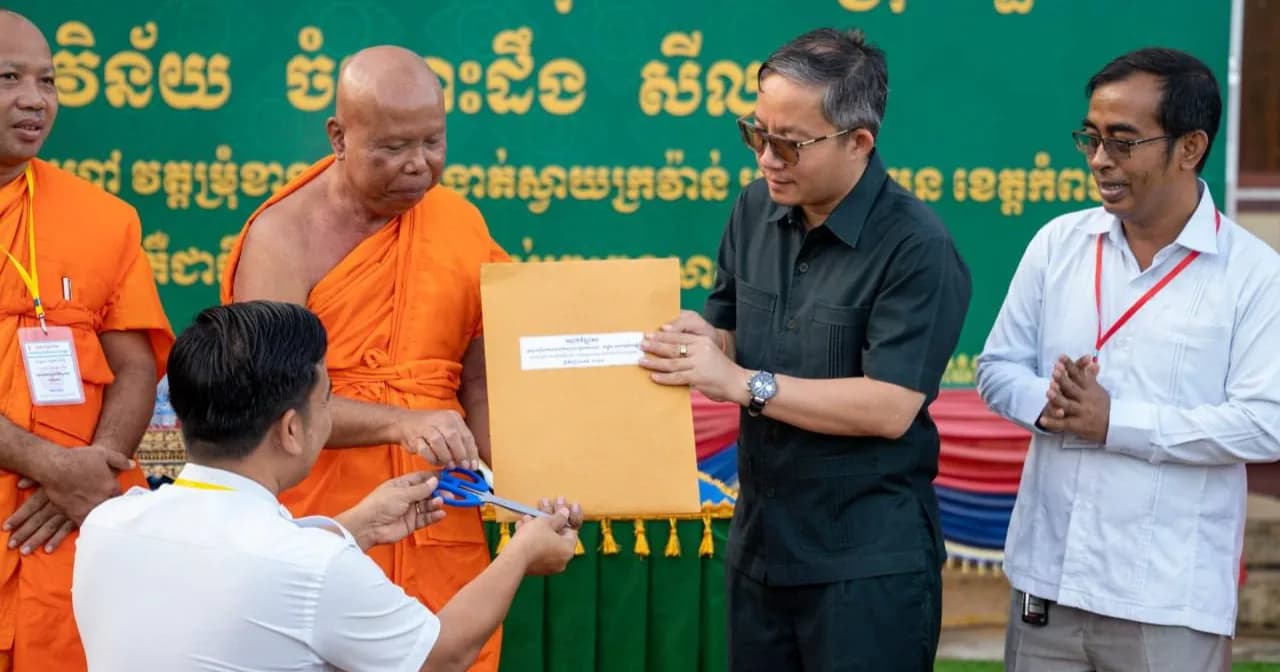 🙏📚ឯកឧត្តម ឈួរ សុបញ្ញា អញ្ជើញចូលរួមកាត់វិញ្ញាសាប្រឡងជ្រើសរើសសមណសិស្សពូកែ ផ្នែកភាសាបាលី-សំស្ក្រឹត ខេត្តកំពង់ស្ពឺ ប្រចាំឆ្នាំ២០២៦